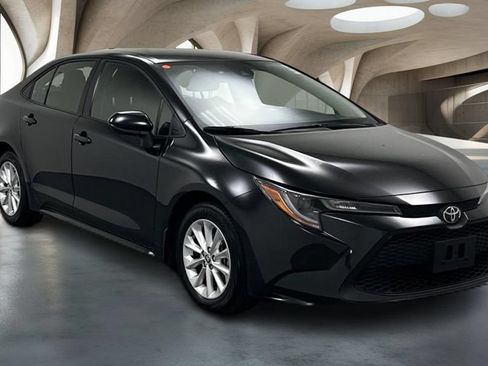 Used 2022 Toyota Corolla LE w/ LE Convenience Package FWD image 3