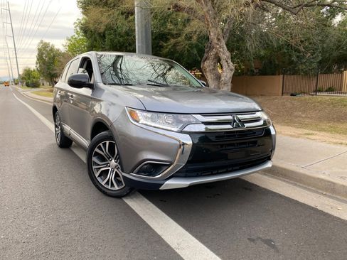 Used 2017 Mitsubishi Outlander ES image 2