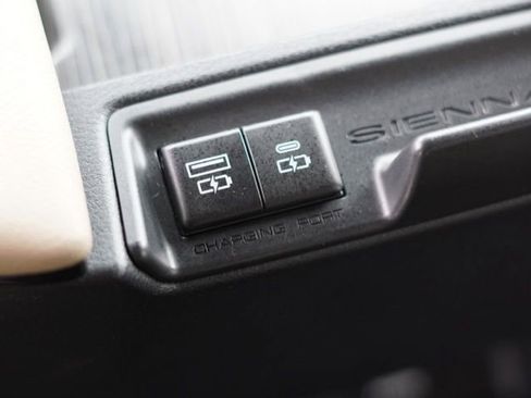 Used 2023 Toyota Sienna Limited image 33