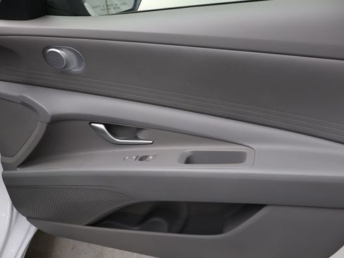 Used 2026 Hyundai Elantra SE FWD image 11