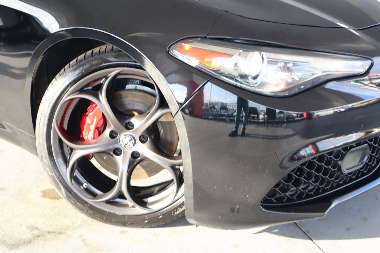 Used 2019 Alfa Romeo Giulia w/ Quick Order Package 22K Sport RWD image 4