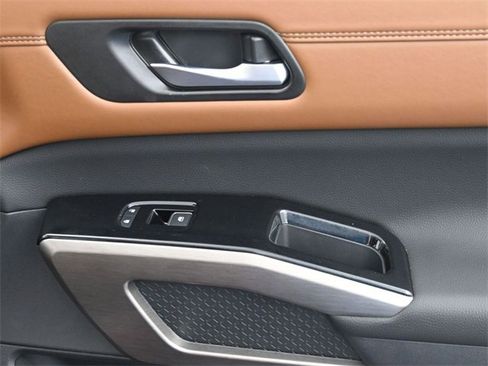 Used 2025 Nissan Pathfinder Platinum image 35