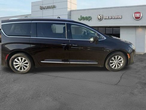 Used 2018 Chrysler Pacifica Touring-L FWD image 4
