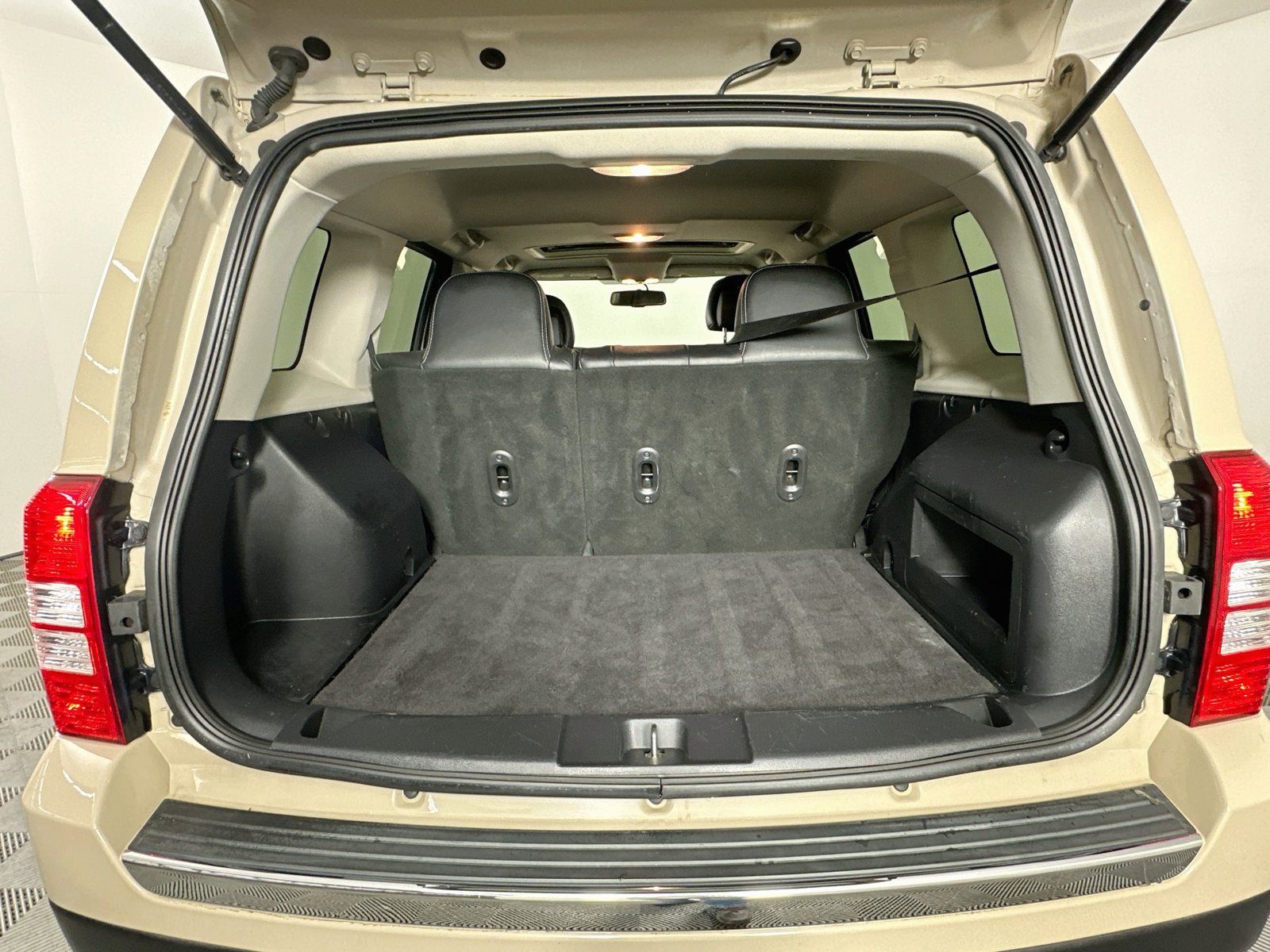 Used 2017 Jeep Patriot High Altitude AWD/4WD image 24