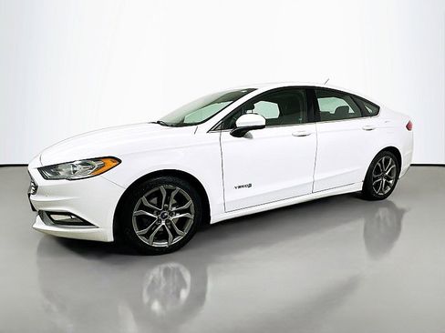 Used 2017 Ford Fusion SE w/ Equipment Group 601A image 3