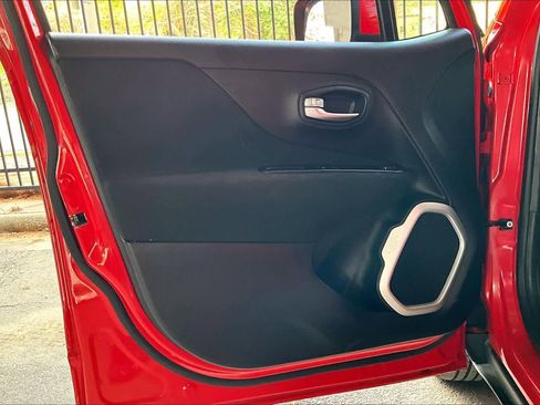 Used 2018 Jeep Renegade Latitude image 21