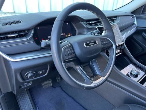 Used 2023 Jeep Grand Cherokee Laredo w/ Luxury Tech Group I AWD/4WD image 2