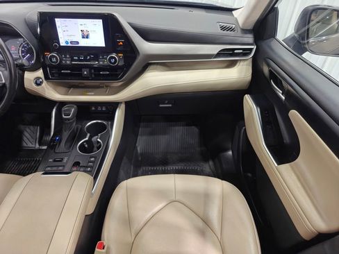 Used 2023 Toyota Highlander XLE AWD/4WD image 25