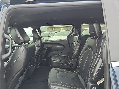 Used 2025 Chrysler Pacifica Select image 16