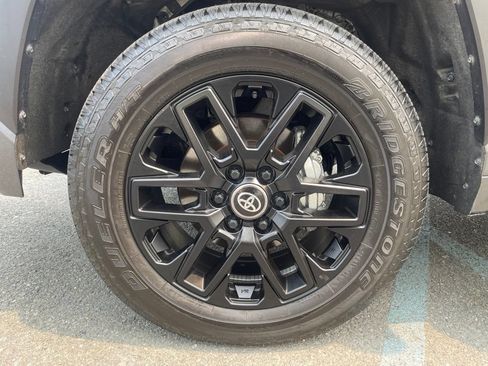 Used 2025 Toyota Tundra Limited AWD/4WD image 9