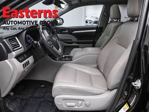 Used 2019 Toyota Highlander XLE AWD/4WD image 14