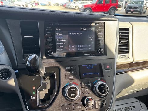 Used 2018 Toyota Sienna XLE w/ XLE Navigation Package FWD image 18