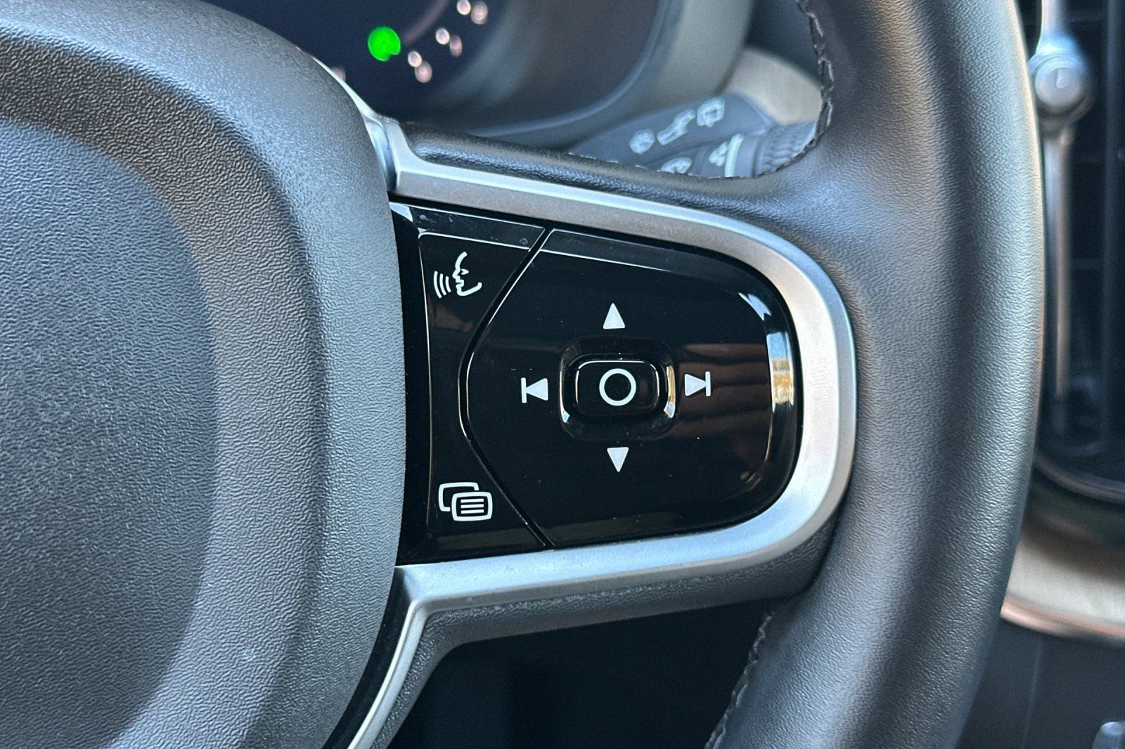 Certified 2026 Volvo XC60 B5 Plus AWD/4WD image 30