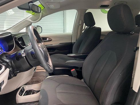 Used 2017 Chrysler Pacifica Touring image 9
