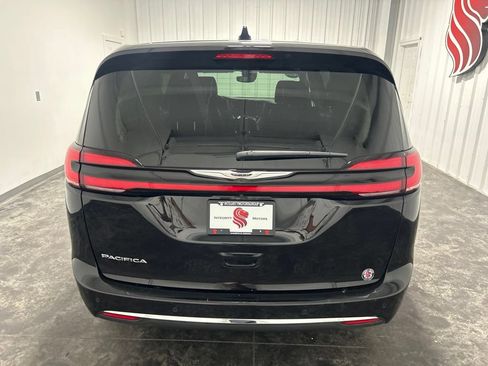 Used 2024 Chrysler Pacifica Touring-L FWD image 3