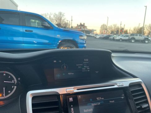 Used 2017 Honda Accord EX-L image 12