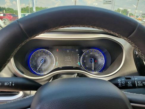 Used 2023 Chrysler Pacifica Touring-L FWD image 27