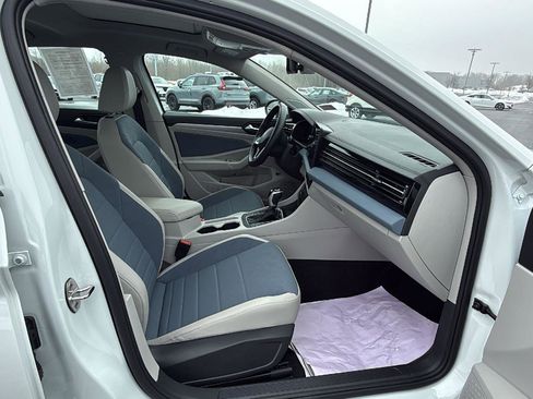 Used 2025 Volkswagen Jetta SE w/ Sunroof Package image 16