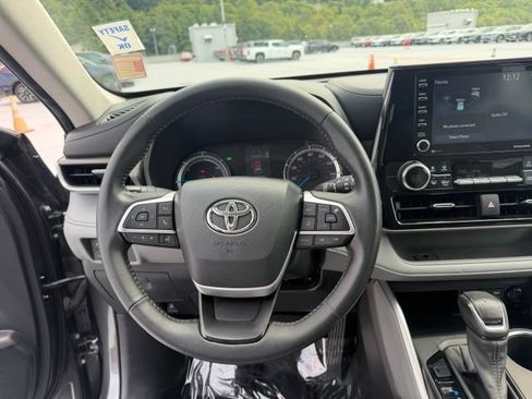 Used 2022 Toyota Highlander LE AWD/4WD image 12