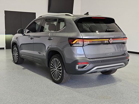 Certified 2025 Volkswagen Taos SE FWD image 3