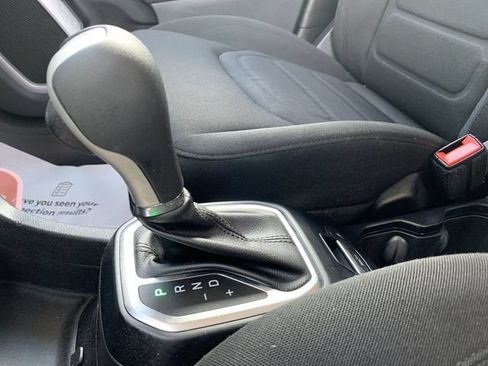 Used 2019 Jeep Renegade Latitude FWD image 24