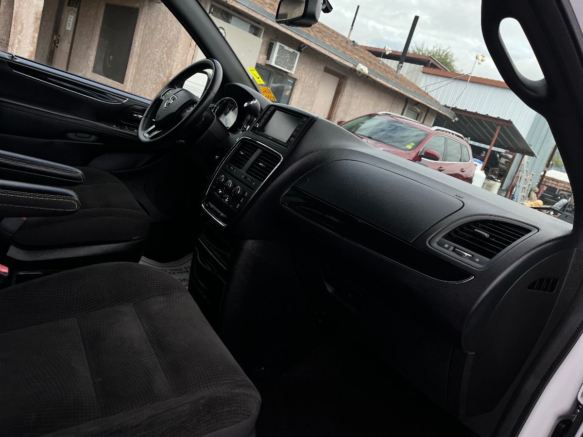 Used 2018 Dodge Grand Caravan SE FWD image 32