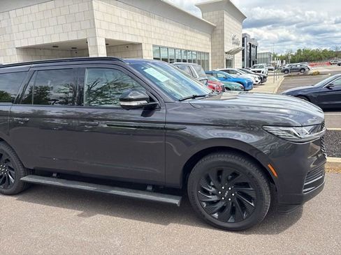Used 2025 Lincoln Navigator L Reserve w/ Jet Appearance Package AWD/4WD image 7