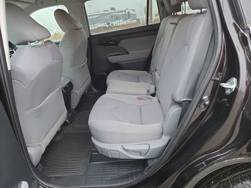 Used 2022 Toyota Highlander L image 19