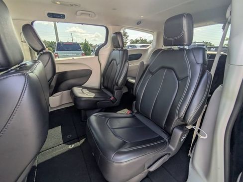 Used 2023 Chrysler Pacifica Touring-L FWD image 14