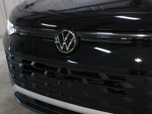 Used 2025 Volkswagen Tiguan SE FWD image 30