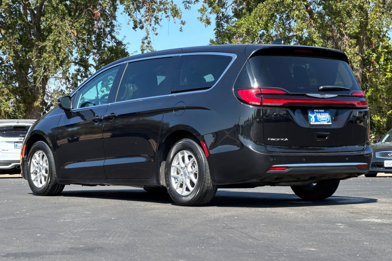 Used 2023 Chrysler Pacifica Touring-L FWD image 6
