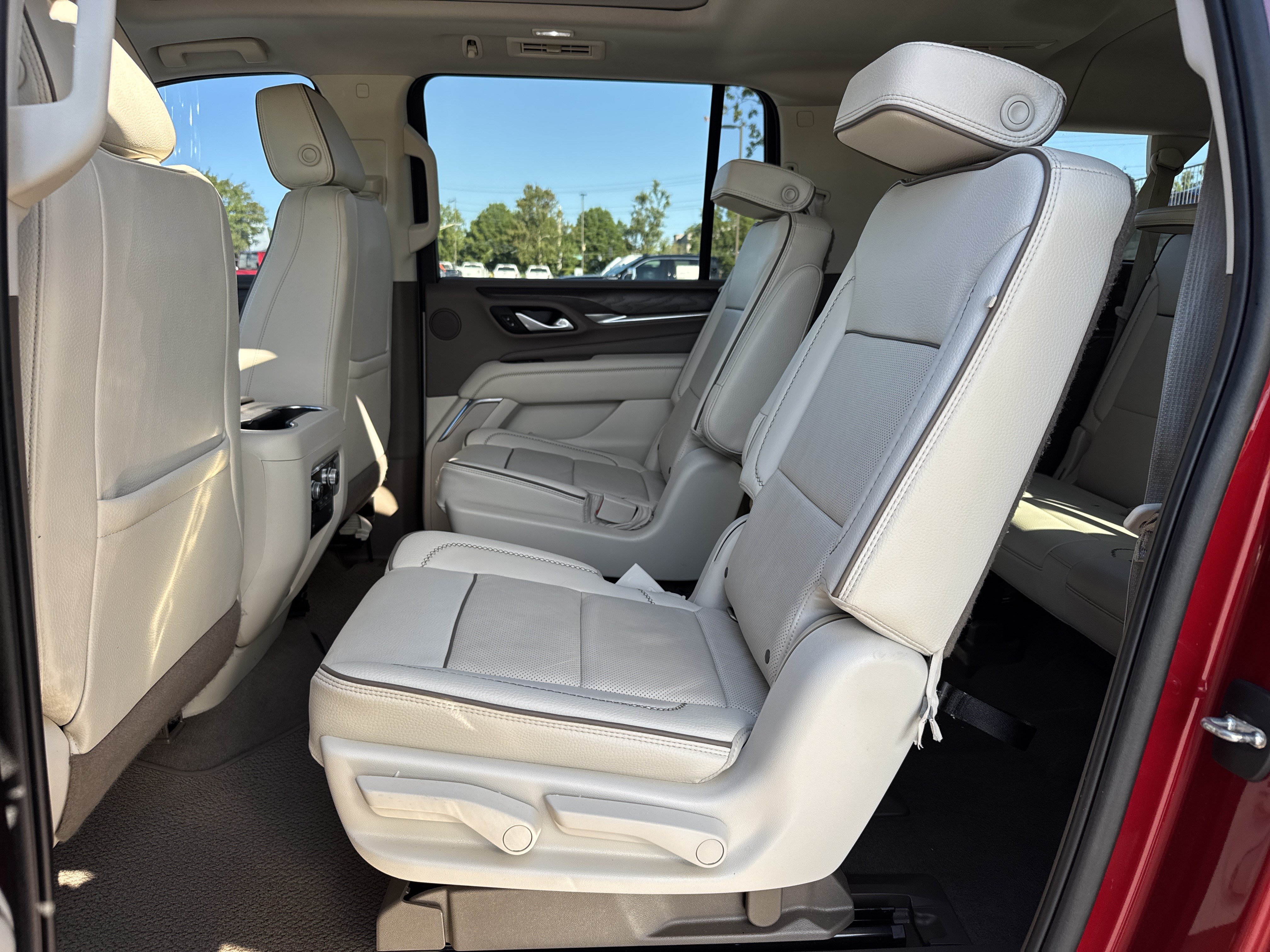 Used 2022 GMC Yukon XL Denali w/ Denali Premium Package AWD/4WD image 31