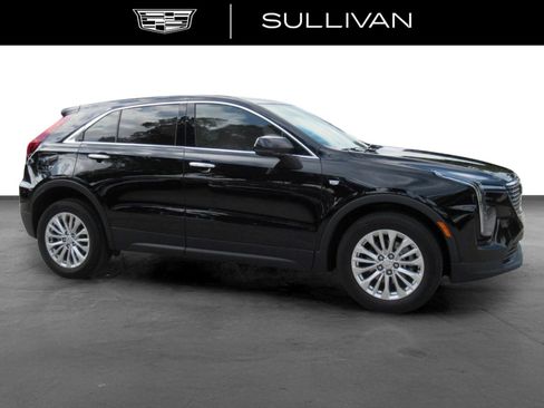 Certified 2024 Cadillac XT4 Luxury w/ Cold Weather Package FWD image 2