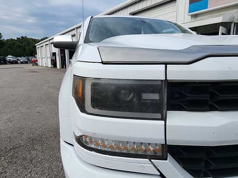 Used 2017 Chevrolet Silverado 1500 Custom w/ Custom Convenience Package AWD/4WD image 9
