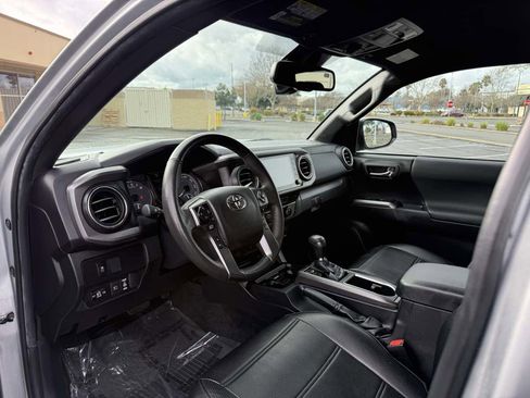 Used 2022 Toyota Tacoma TRD Off-Road AWD/4WD image 14