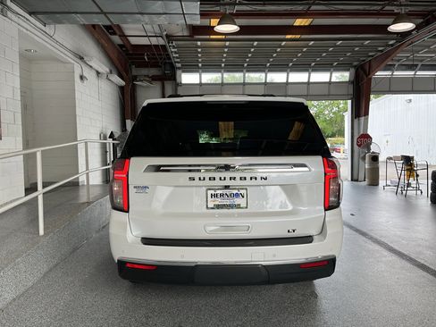 Used 2024 Chevrolet Suburban LT w/ Luxury Package RWD image 7