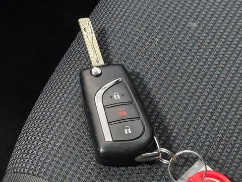 Used 2021 Toyota RAV4 LE image 32