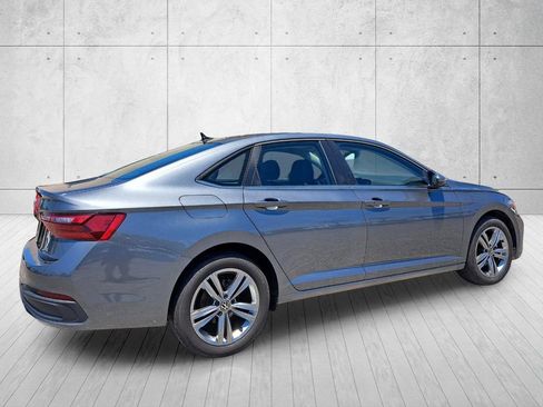 Used 2024 Volkswagen Jetta SE FWD image 5