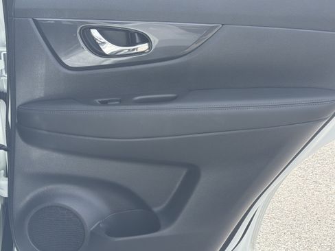 Used 2018 Nissan Rogue SV w/ Premium Package FWD image 16