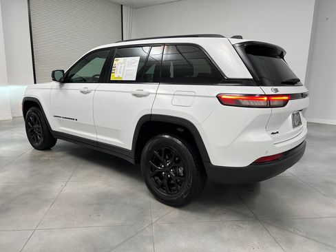 Used 2025 Jeep Grand Cherokee Altitude AWD/4WD image 6
