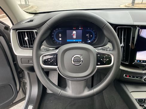 Used 2025 Volvo XC60 B5 Plus image 10