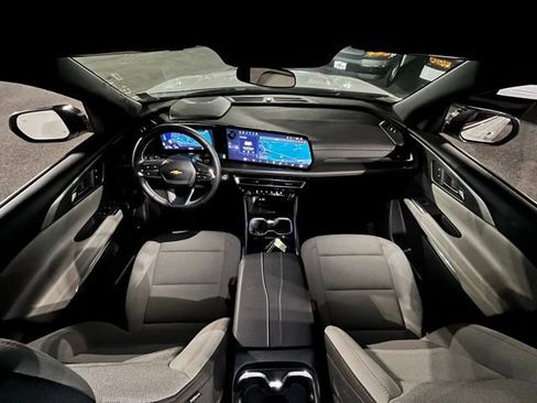 Used 2025 Chevrolet Traverse LT image 25