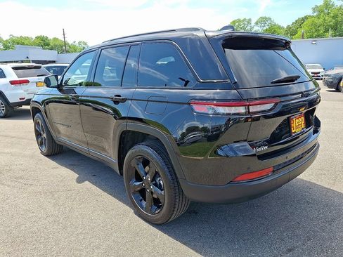 Certified 2025 Jeep Grand Cherokee Altitude AWD/4WD image 4