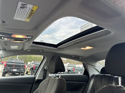 Used 2025 Hyundai Elantra SEL image 31