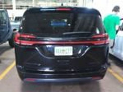 Used 2025 Chrysler Pacifica Limited FWD image 3
