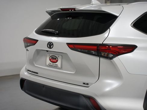 Used 2022 Toyota Highlander XLE FWD image 9