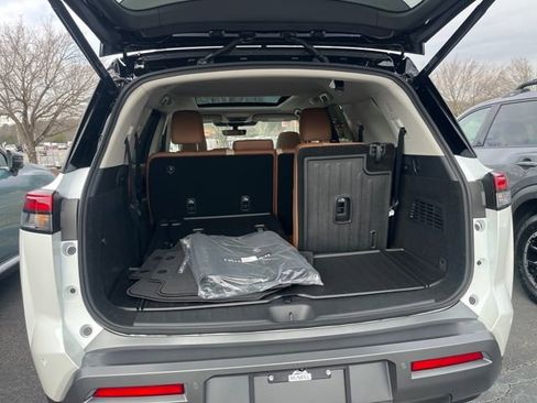 New 2026 Nissan Pathfinder Platinum image 32