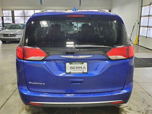 Used 2018 Chrysler Pacifica Touring-L image 5