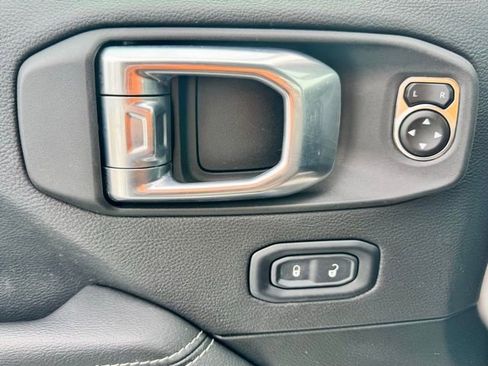 Used 2023 Jeep Wrangler Unlimited Sahara image 16