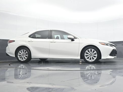 Used 2018 Toyota Camry LE FWD image 32